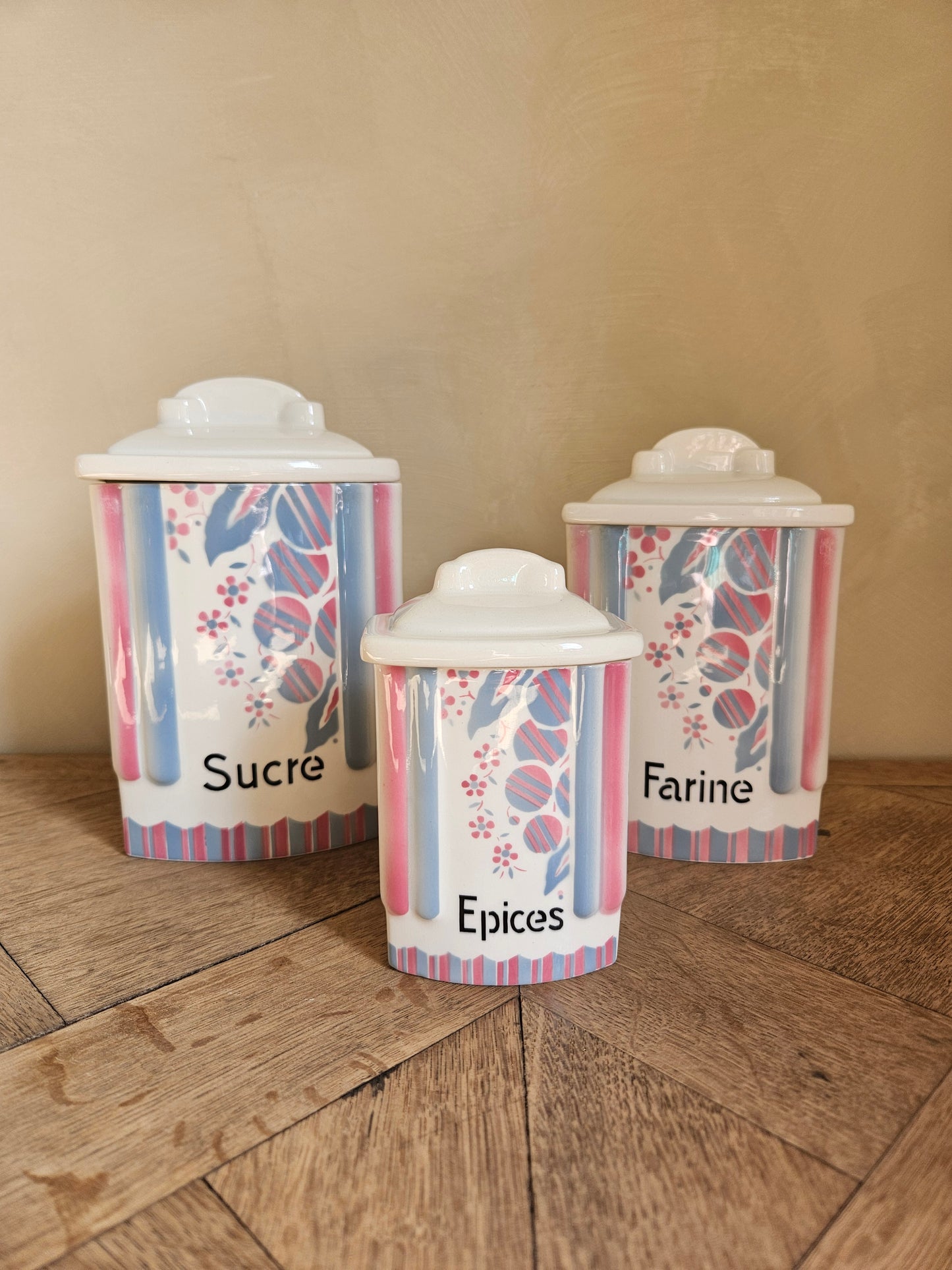 Série de 3 pots à épices vintage Ditmar Urbach. Sucre, farine et épices. Décor géométrique rose et bleu pastel.