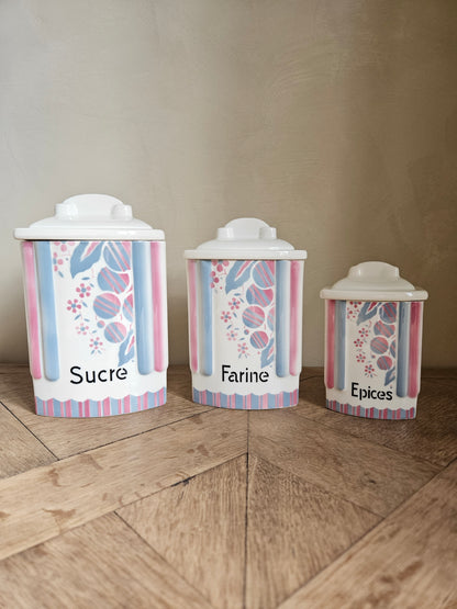 Série de 3 pots à épices anciens Ditmar Urbach. Décor rose et bleu pastel, motifs géométriques. Déco de cuisine vintage.