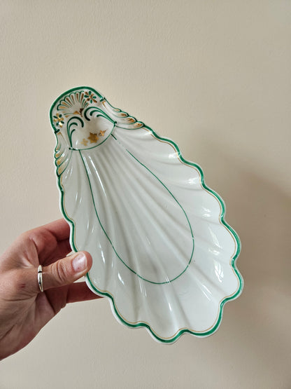 Ravier coquille ancien en porcelaine. Liseré vert, décor doré.