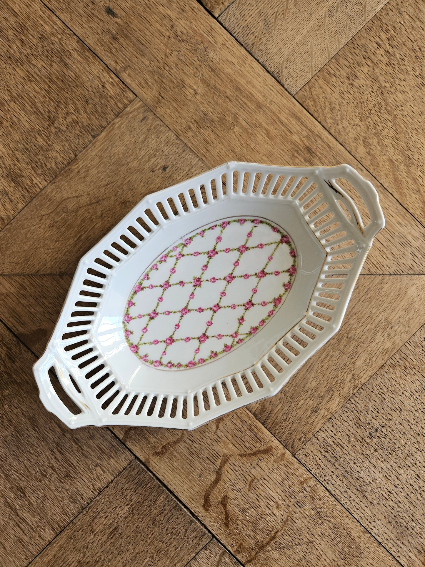 Ravier en porcelaine ajouré. Petites roses style shabby chic.