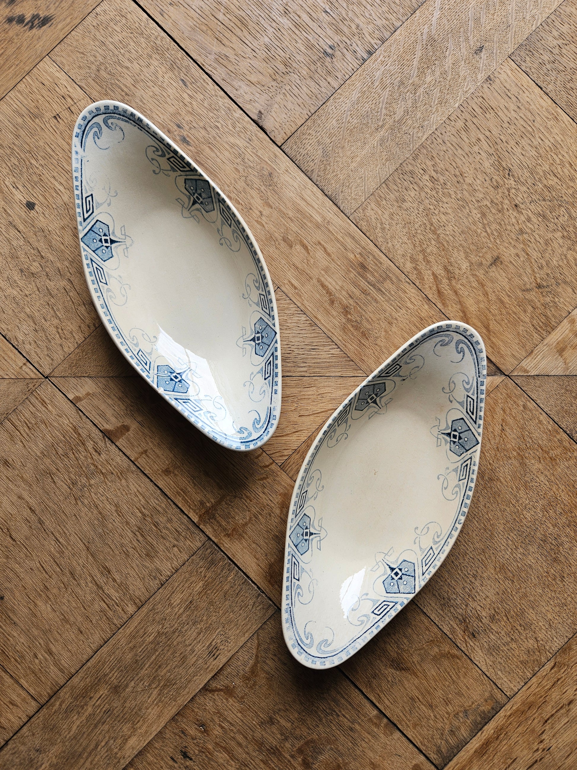 Lot de 2 raviers anciens Sarreguemines modèle Germaine. Terre de fer.
