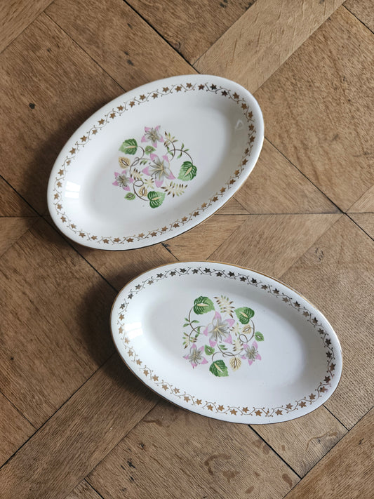 Lot de 2 raviers anciens manufacture L’Amandinoise. Modèle Margaret fleuri, style shabby chic. 