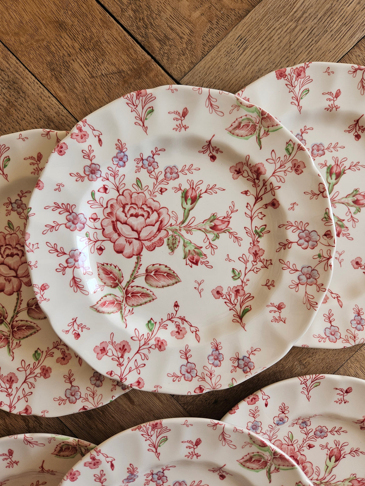 Assiettes à dessert vintage Johnson Brothers collection Rose Chintz. Vaisselle vintage spéciale lave-vaisselle et micro-ondes. Style shabby chic aux petites fleurs et roses. Made in England.