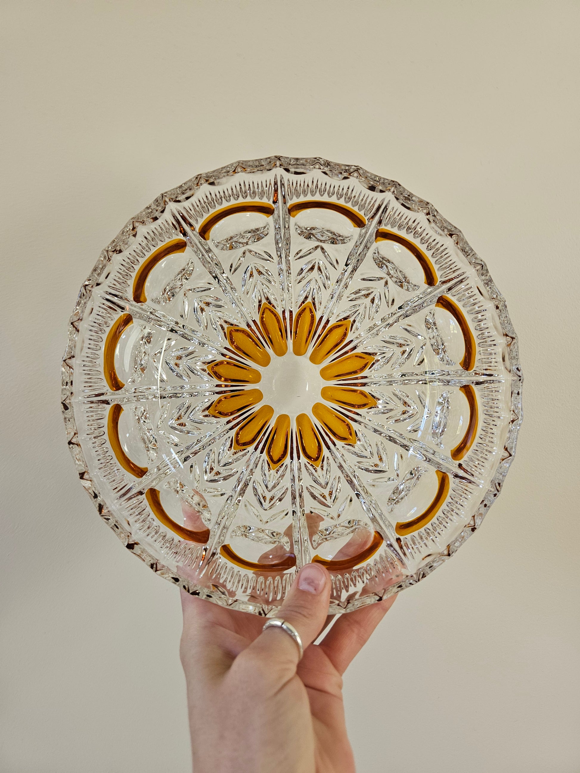 Saladier vintage en cristal. Décor central de fleur brun orangé. 