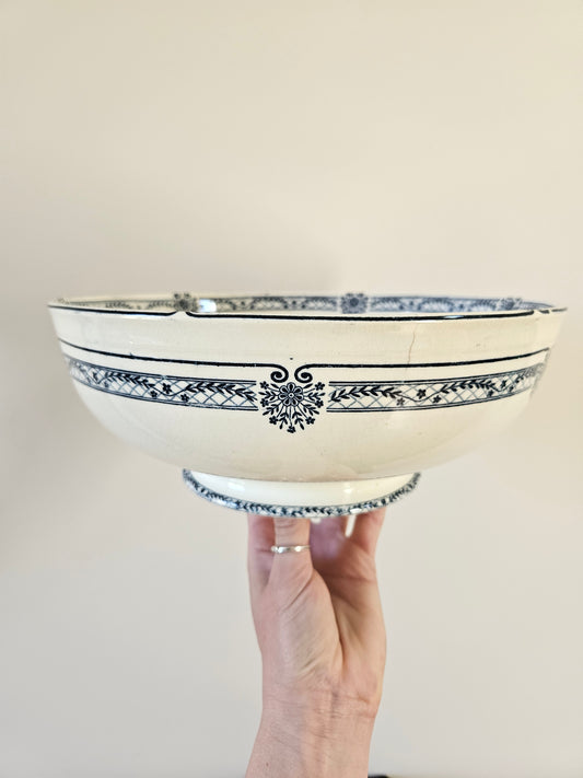 Saladier ancien en terre de fer. Manufacture française salins modèle Arbois Ennege. Décor bleu marine.