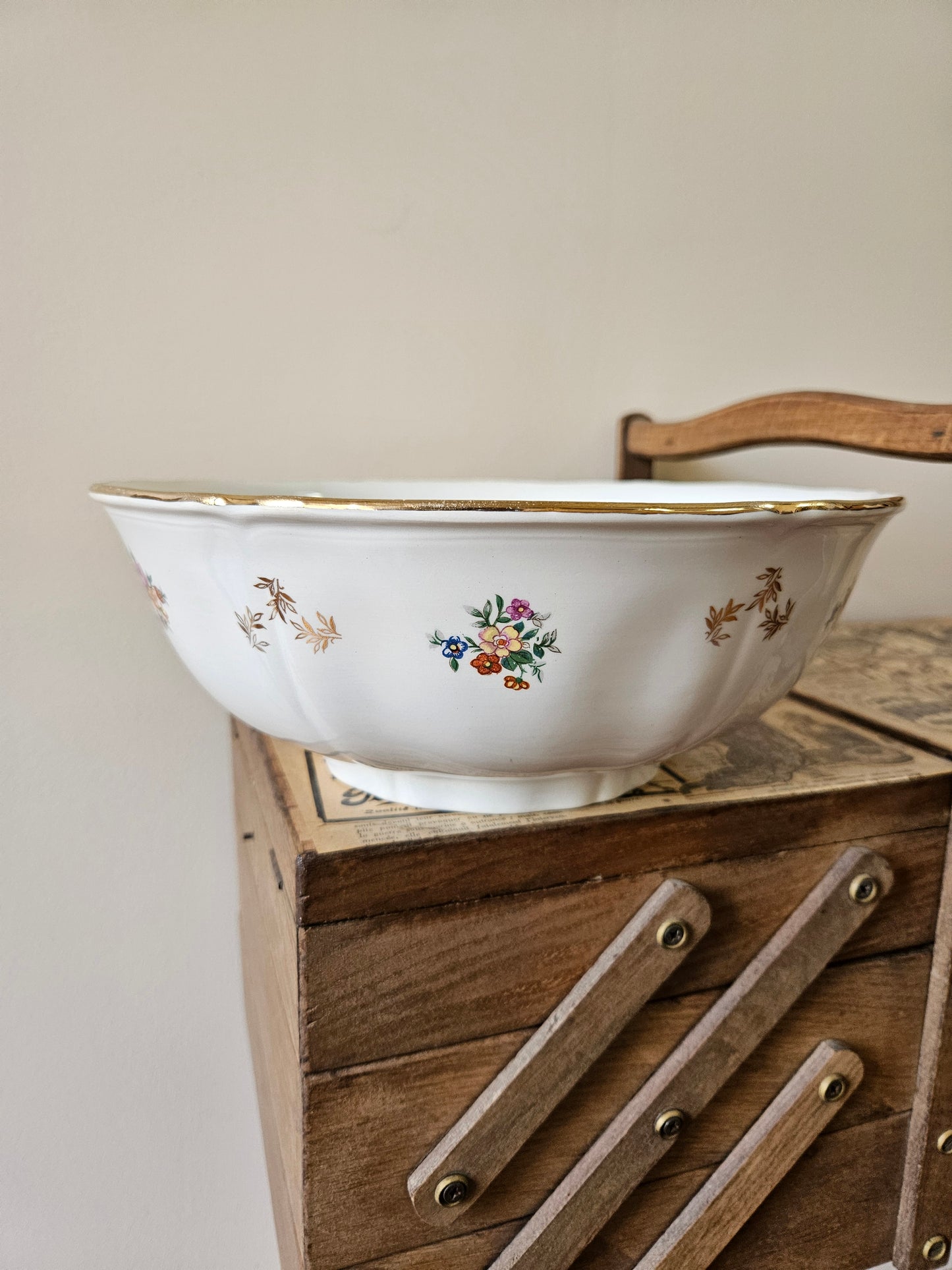 Saladier ancien L’Amandinoise. Décor 1080 à petites fleurs style shabby chic.