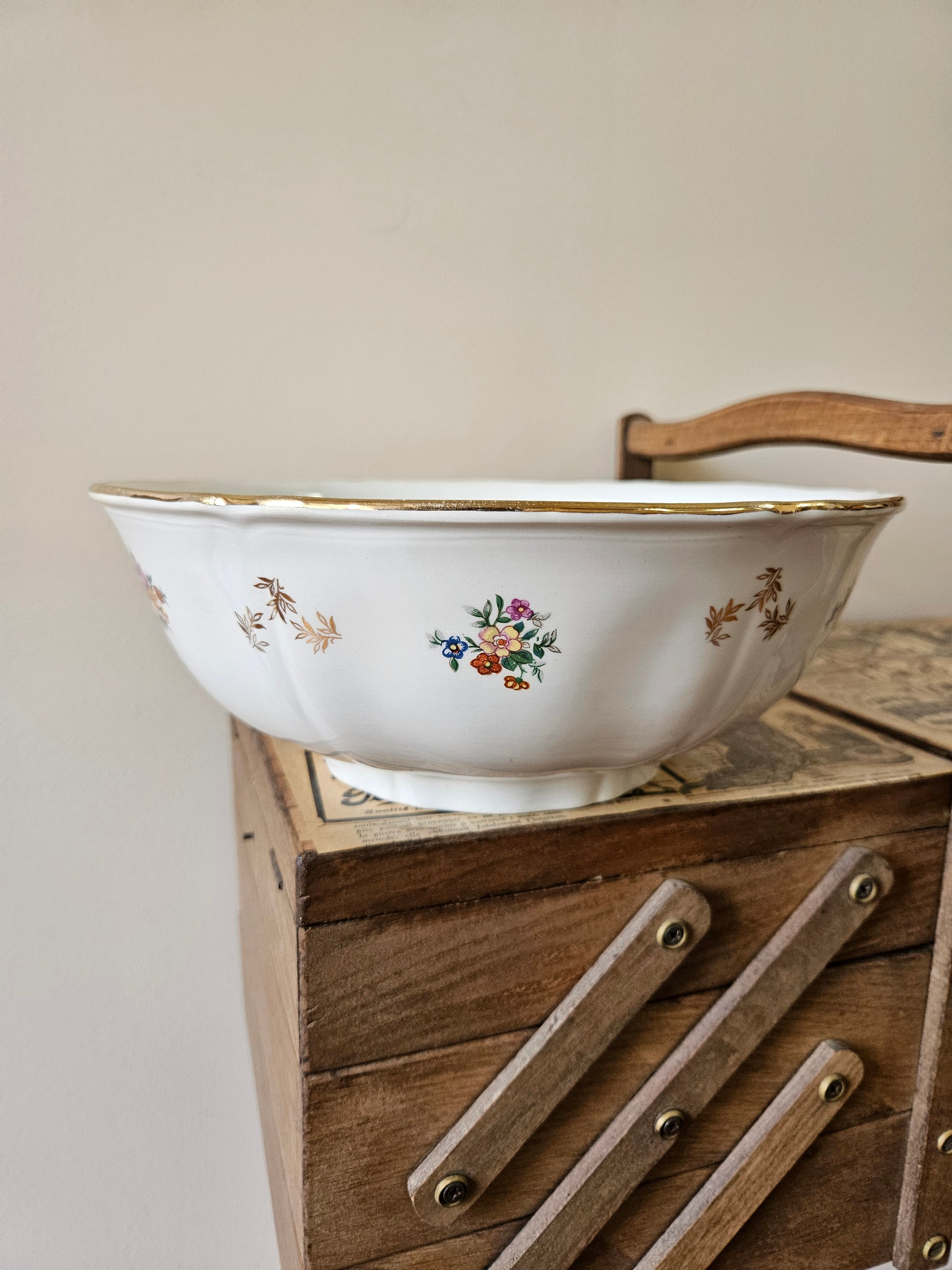 Saladier ancien L’Amandinoise. Décor 1080 à petites fleurs style shabby chic.