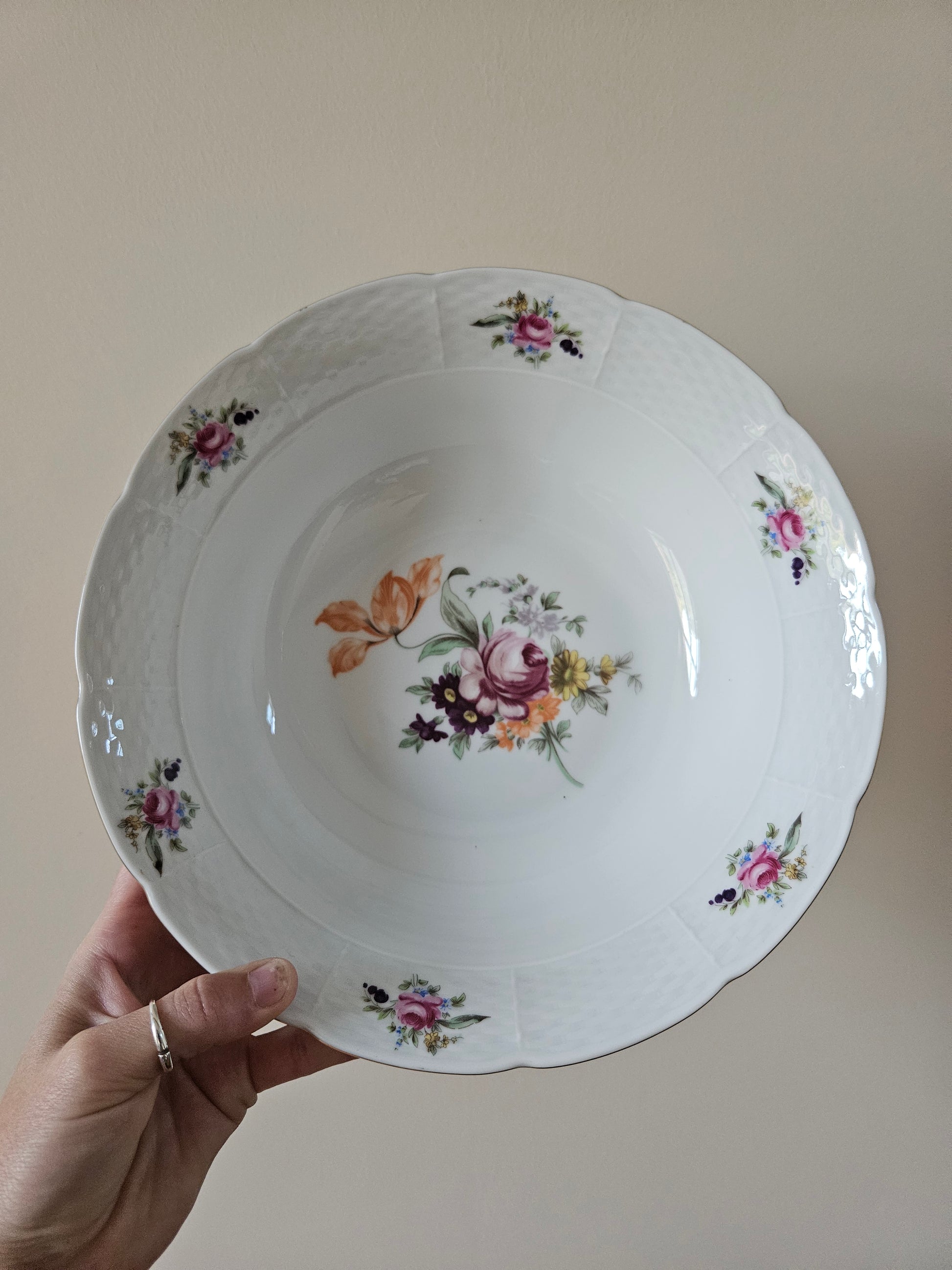Saladier vintage en porcelaine de Bohême. Shabby chic. Décor fleuri.