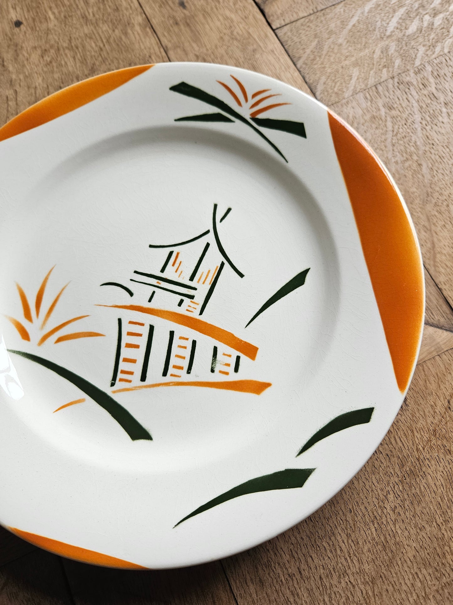 Assiette sur pied salins pagode, décor japonisant.