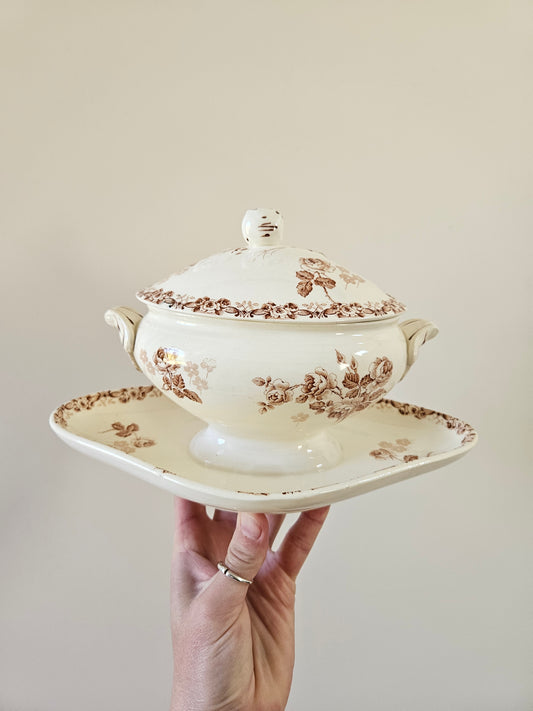 Saucière à couvercle ancienne. Hippolyte Boulenger Choisy-le-Roi. Modèle Lucie.