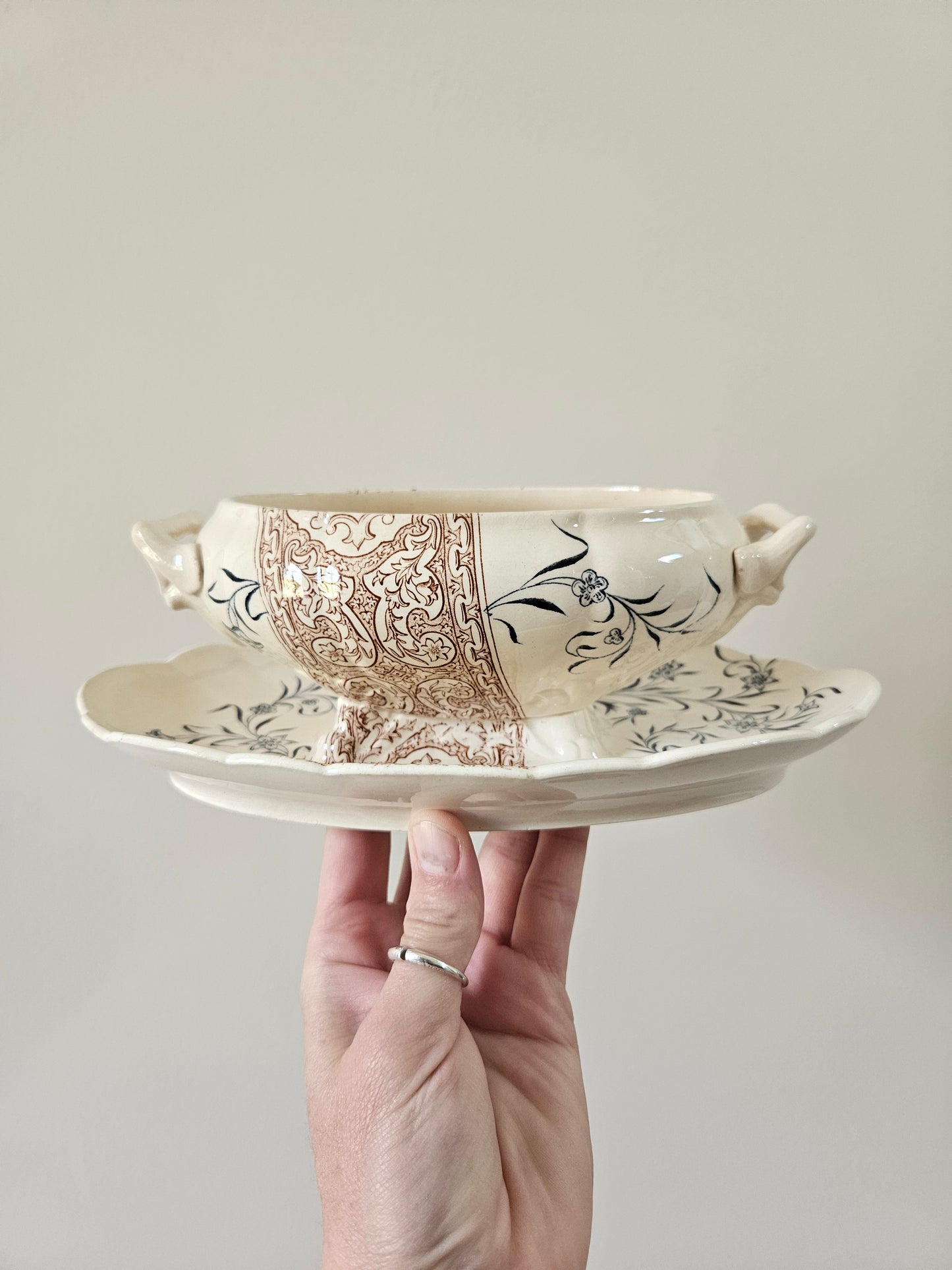 Saucière ancienne terre de fer lognchamp cordoue. Sépia et bleu.