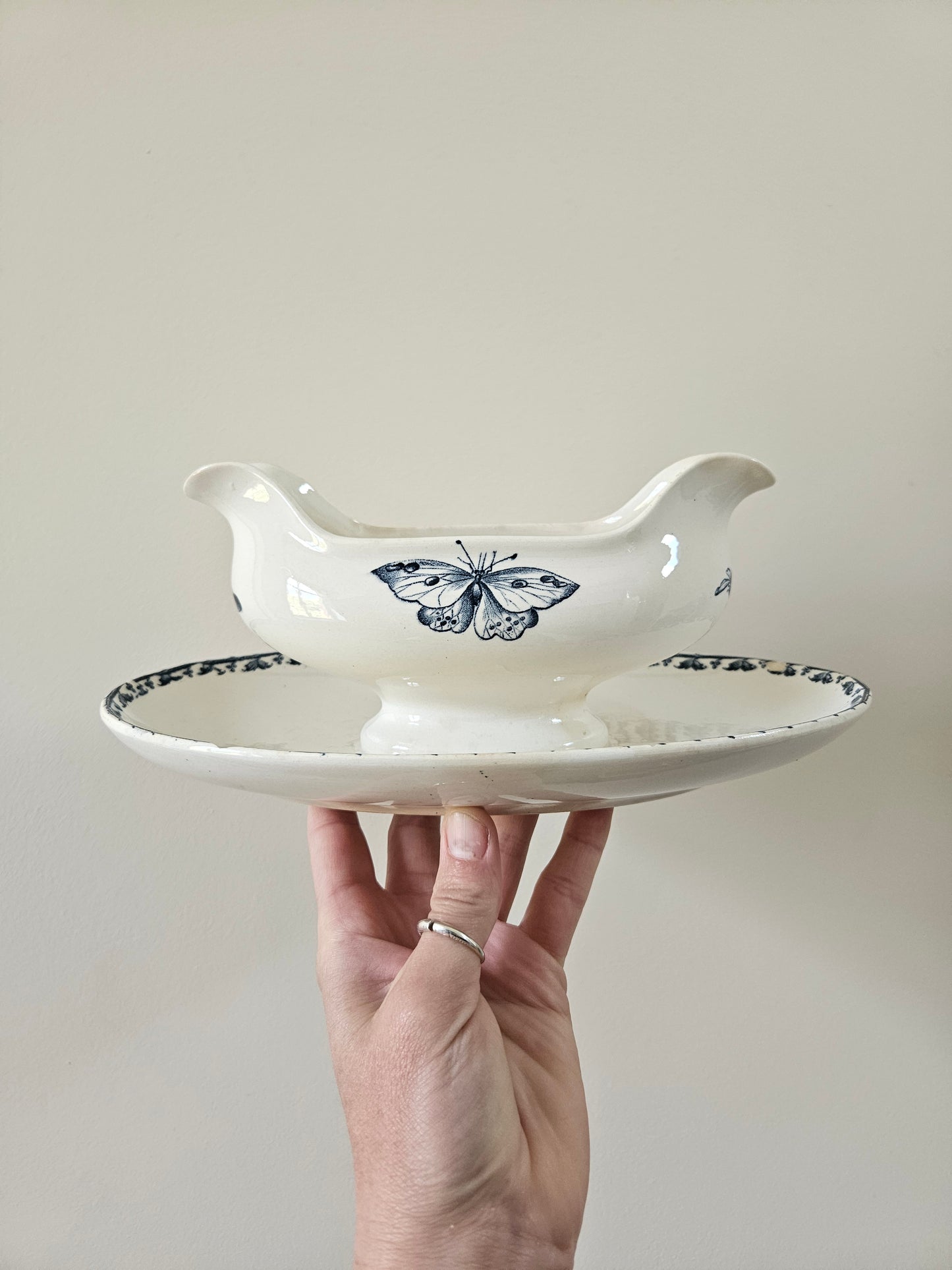 Saucière ancienne U&C Sarreguemines modèle Carmen. Terre de fer. Décor bleu. Papillon et pissenlits.