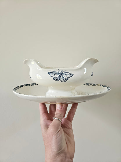 Saucière ancienne U&C Sarreguemines modèle Carmen. Terre de fer. Décor bleu. Papillon et pissenlits.