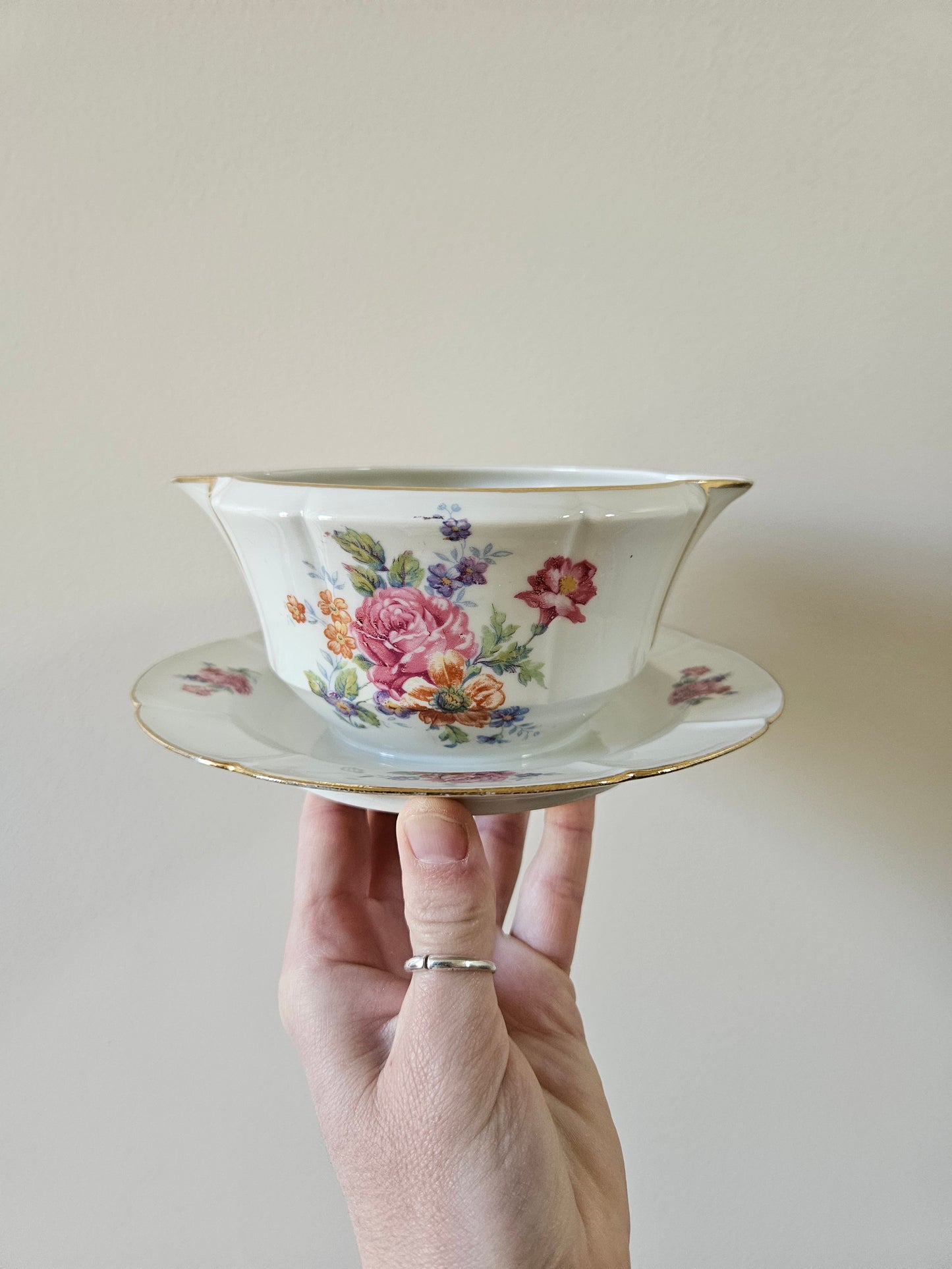 Saucière vintage en porcelaine, bouquets de fleurs. Shabby Chic. 
