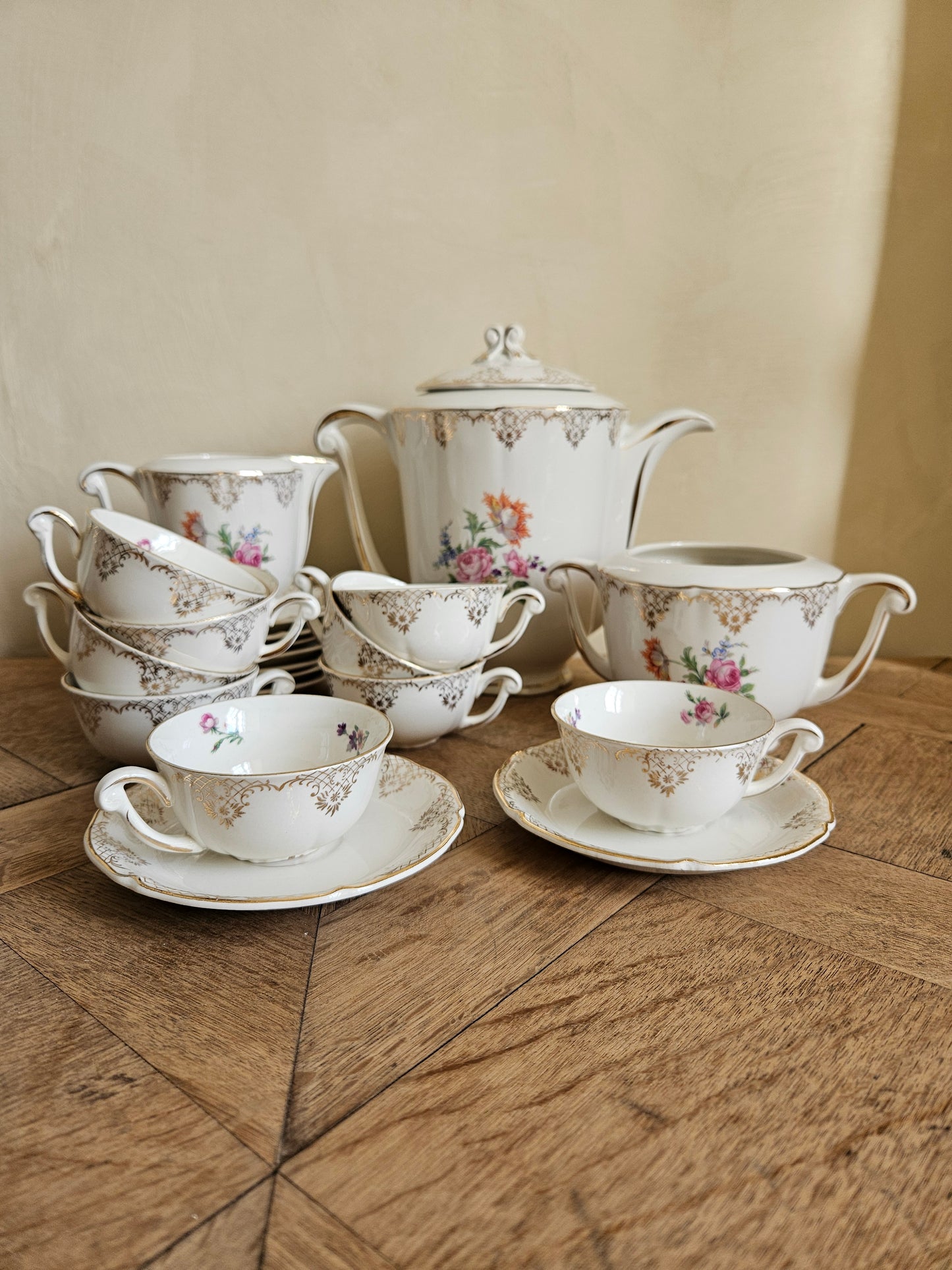 Service à café vintage Ceranord, Eve. Semi-porcelaine. Bouquets de petites fleurs et dorure. Style shabby chic.