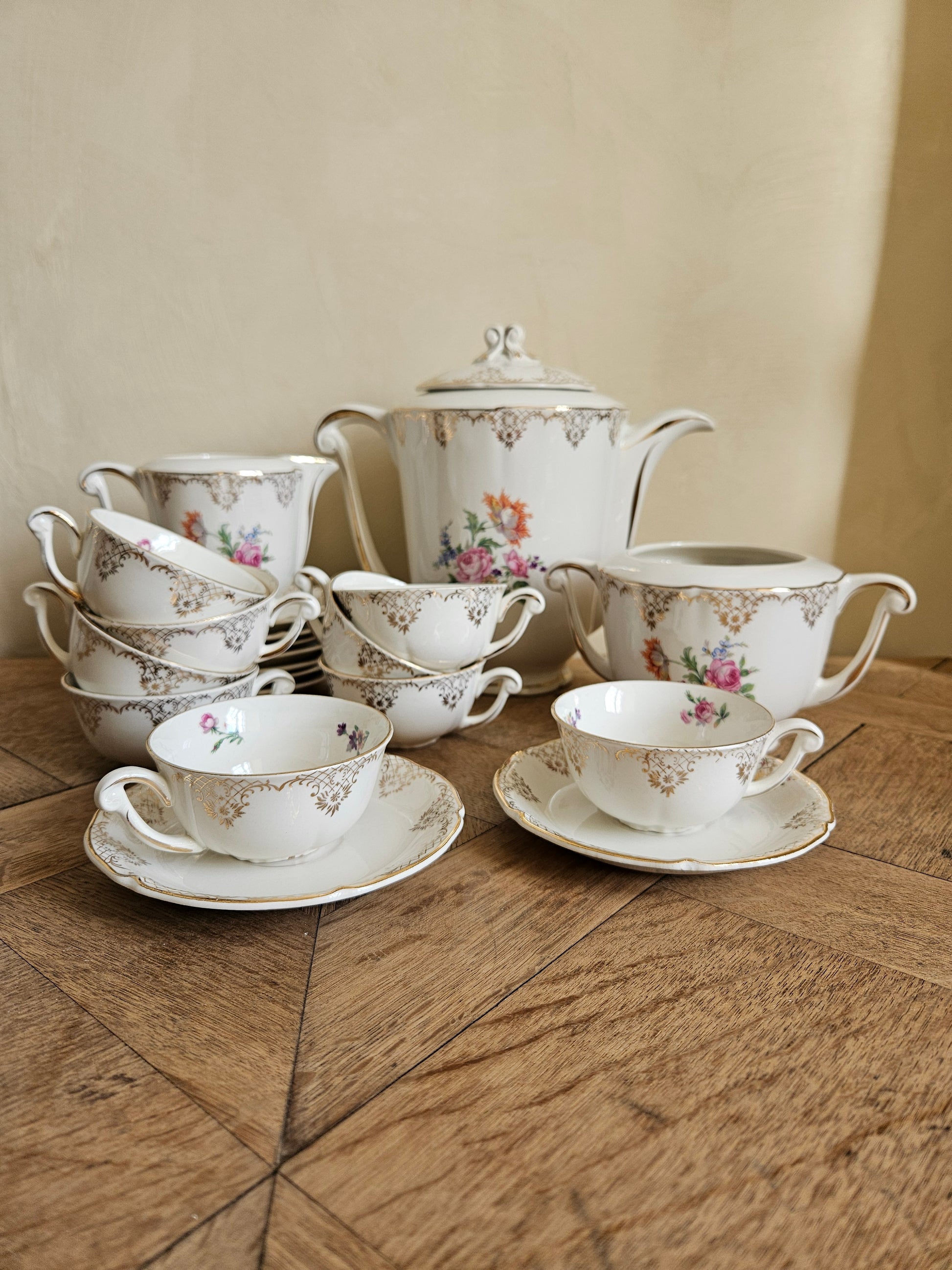 Service à café vintage Ceranord, Eve. Semi-porcelaine. Bouquets de petites fleurs et dorure. Style shabby chic.