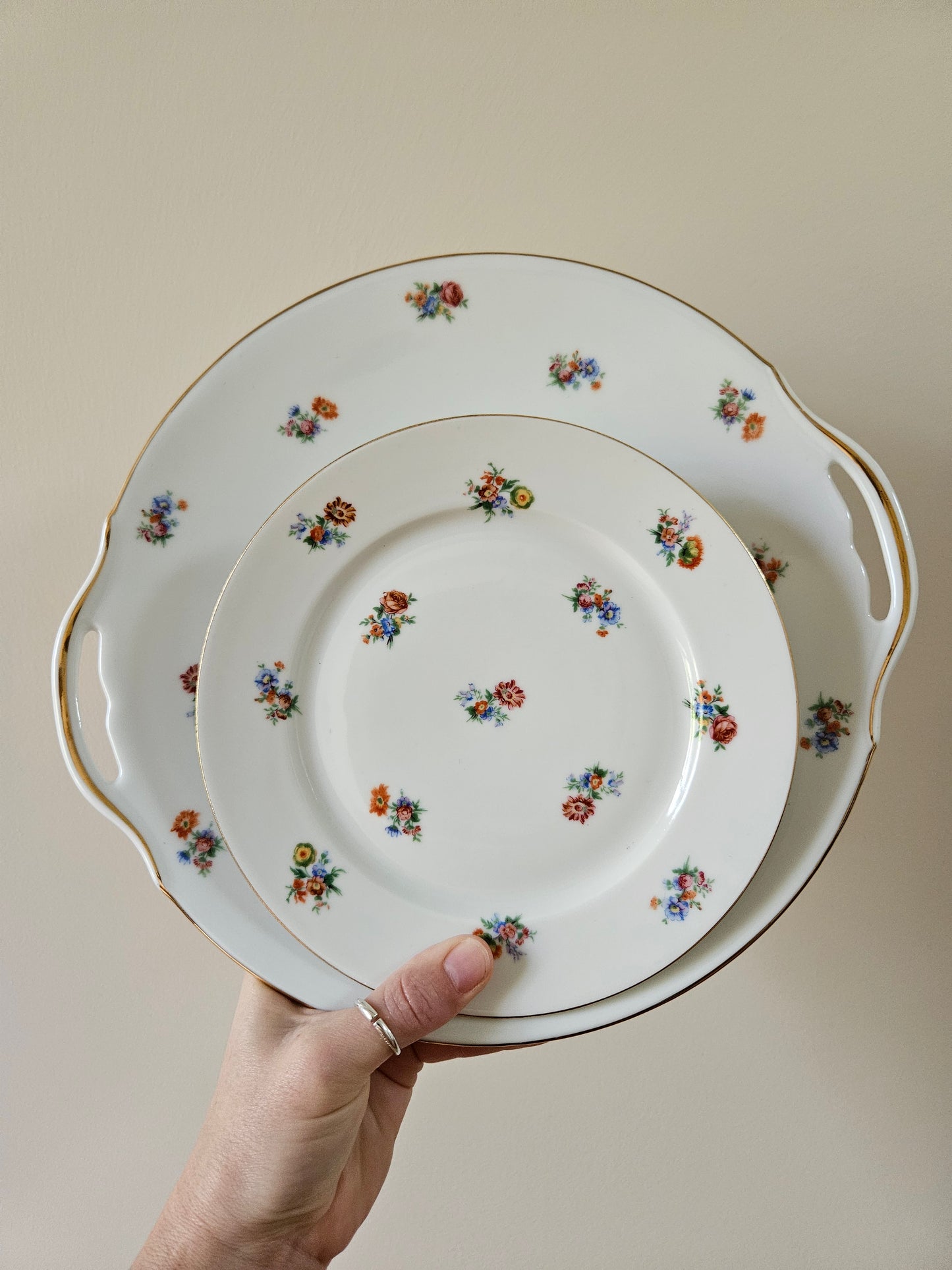 Service à dessert vintage en porcelaine de Limoges, Georges Boyer.
Décor de petites fleurs multicolores et dorure. Style shabby chic. 
Assiette à dessert et plat à tarte.