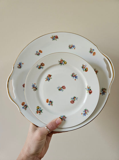 Service à dessert vintage en porcelaine de Limoges, Georges Boyer.
Décor de petites fleurs multicolores et dorure. Style shabby chic. 
Assiette à dessert et plat à tarte.