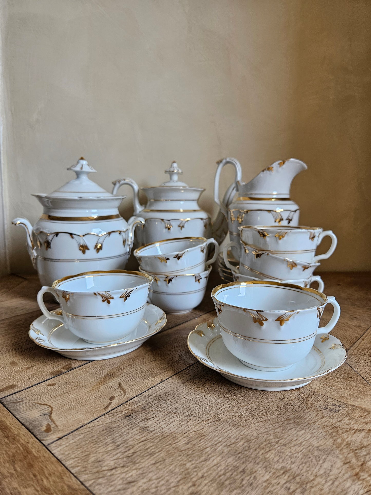 Service à thé vintage en porcelaine blanc et doré 