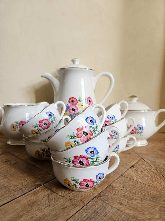 Service à café ancien en faïence. Tasse, théière, pot à lait et sucrier. Décor fleuri.
