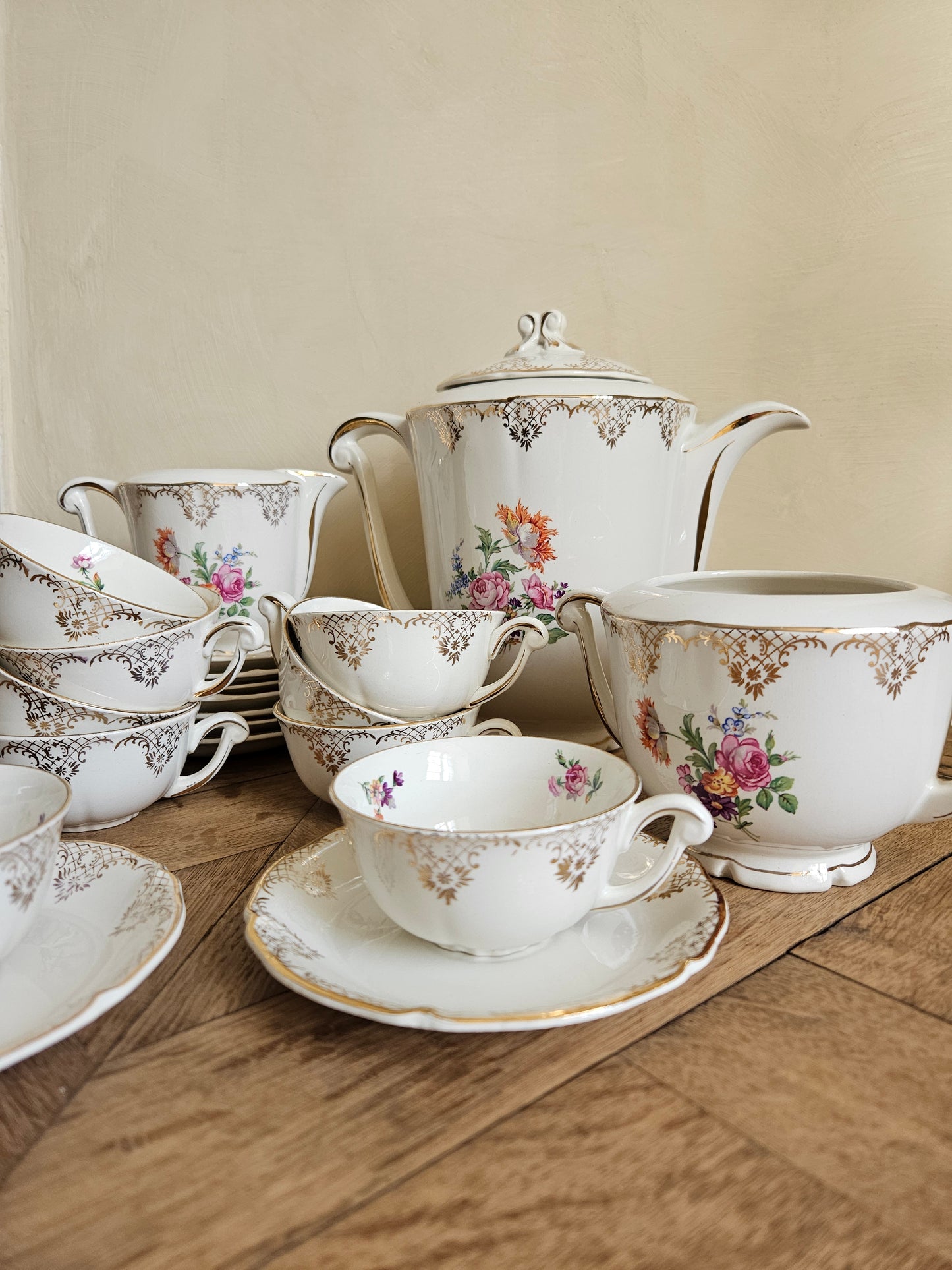 Service à café ou à thé vintage. Ceranord, Eve. Semi-porcelaine. Bouquets de petites fleurs et dorure. Style shabby chic. Tasses, théière, pot à lait, sucrier