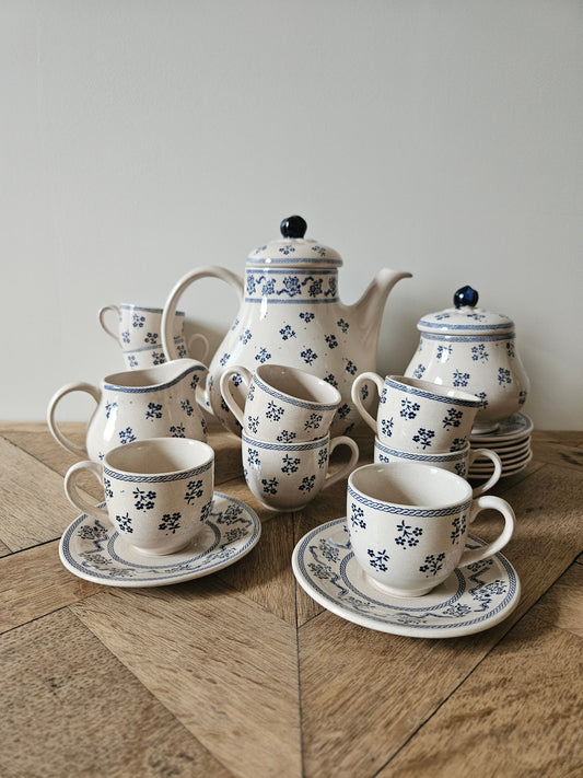 Service à café vintage made in england. Johnson Brothers collection Laura Ashley. Petites fleurs. Ironstone. 