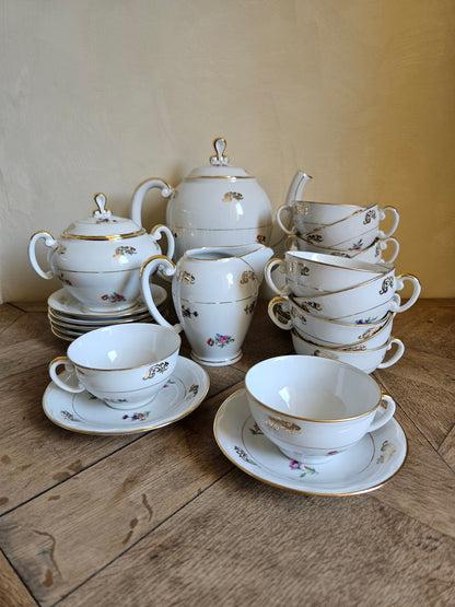 Service à café ou à thé vintage en porcelaine. Décor fleuri et dorure style shabby chic. Composé de tasses vintage, théière, pot à lait et sucrier.