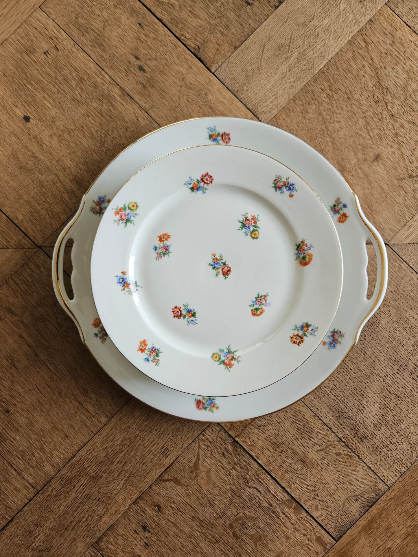 Service à dessert vintage en porcelaine de Limoges, Georges Boyer.
Décor de petites fleurs multicolores et dorure. Style shabby chic. 
Composé de 12 assiettes à dessert et d’un plat à gâteaux. 