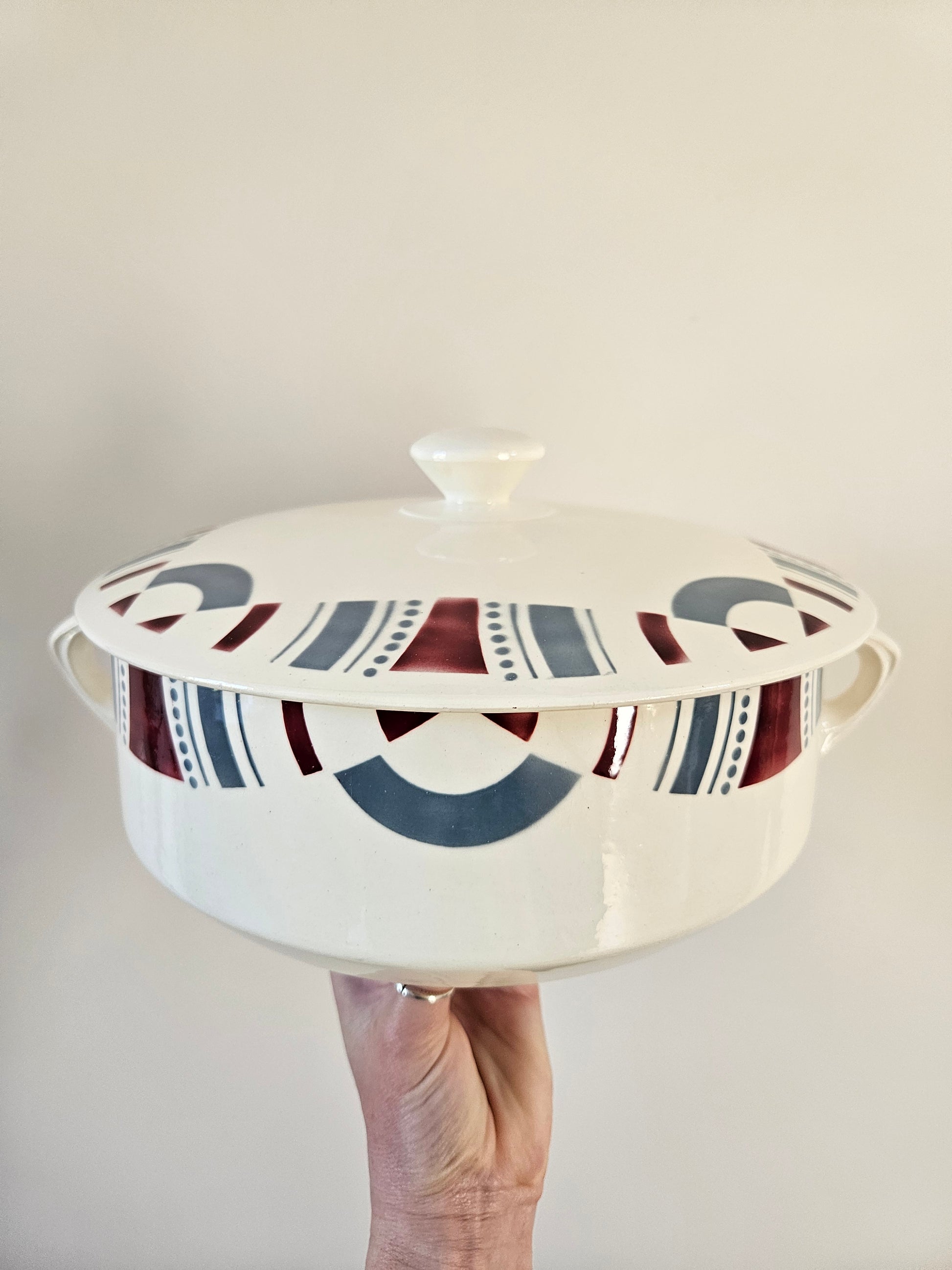 Soupiere retro Badonviller, modèle Java. Décor géométrique bleu gris et rouge.