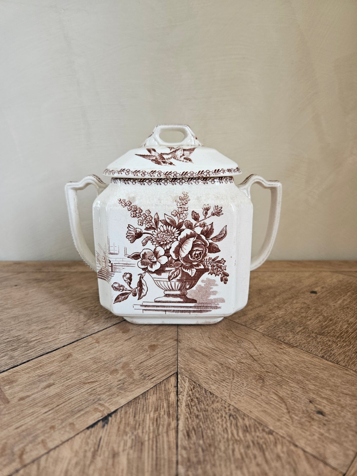 Sucrier ancien oiseaux et fleurs, couleur sépia. Terre de fer. Rappelant le modèle Silva de Creil et Montereau. 