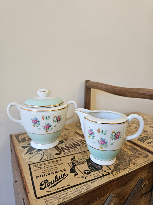 Ensemble à thé ou café composé d’un sucrier et d’un crémier anciens K&G Lunéville. Décor shabby chic, vert mint, fleurs et dorure.