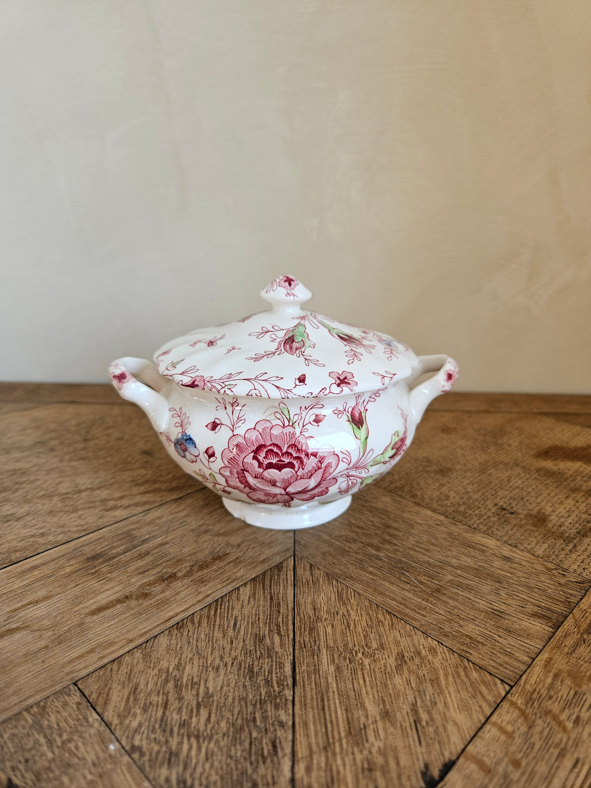 Coquetier vintage Johnson Brothers collection Rose Chintz. Vaisselle vintage. Style shabby chic aux petites fleurs et roses. Made in England.