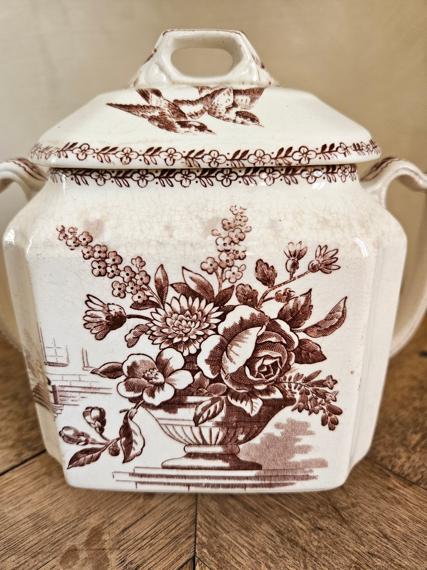 Sucrier ancien oiseaux et fleurs, couleur sépia. Terre de fer. Rappelant le modèle Silva de Creil et Montereau. 