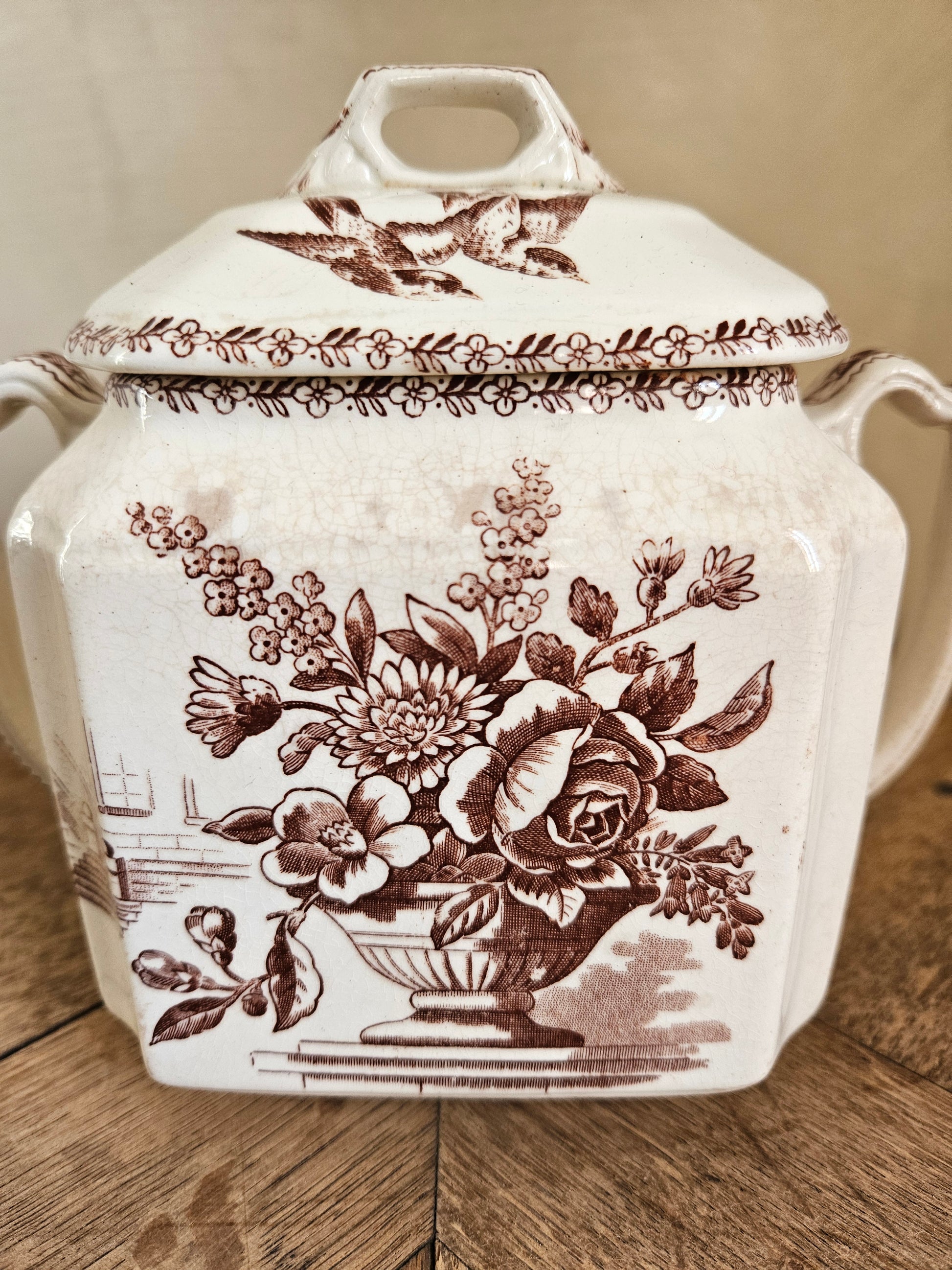 Sucrier ancien oiseaux et fleurs, couleur sépia. Terre de fer. Rappelant le modèle Silva de Creil et Montereau. 