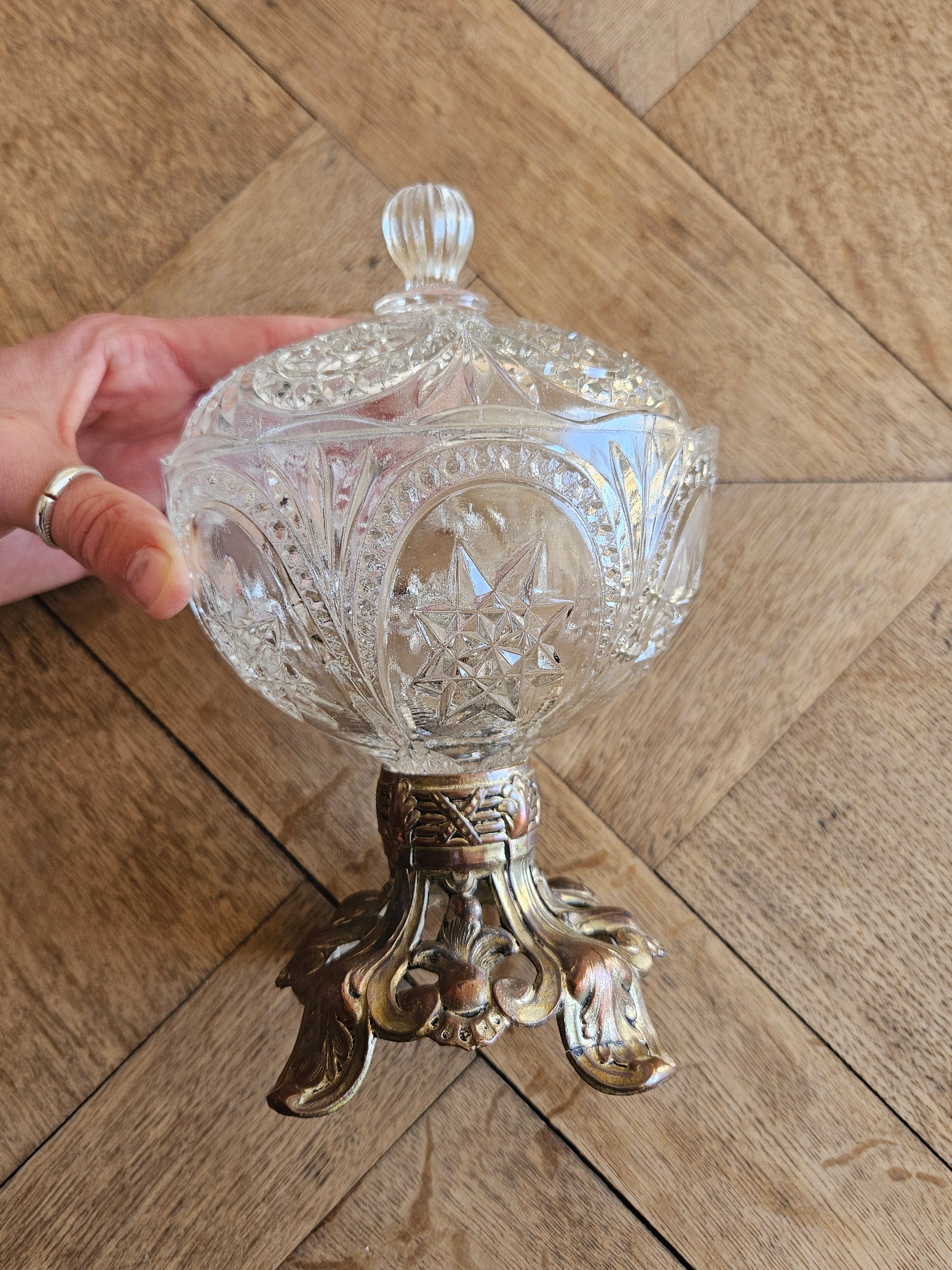 Bonbonnière ancienne en verre taillé montée sur pied métallique