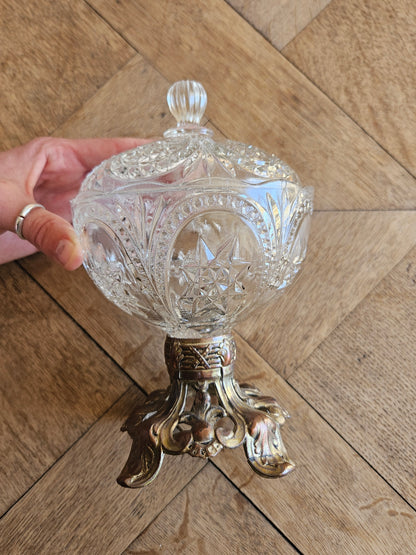 Bonbonnière ancienne en verre taillé montée sur pied métallique