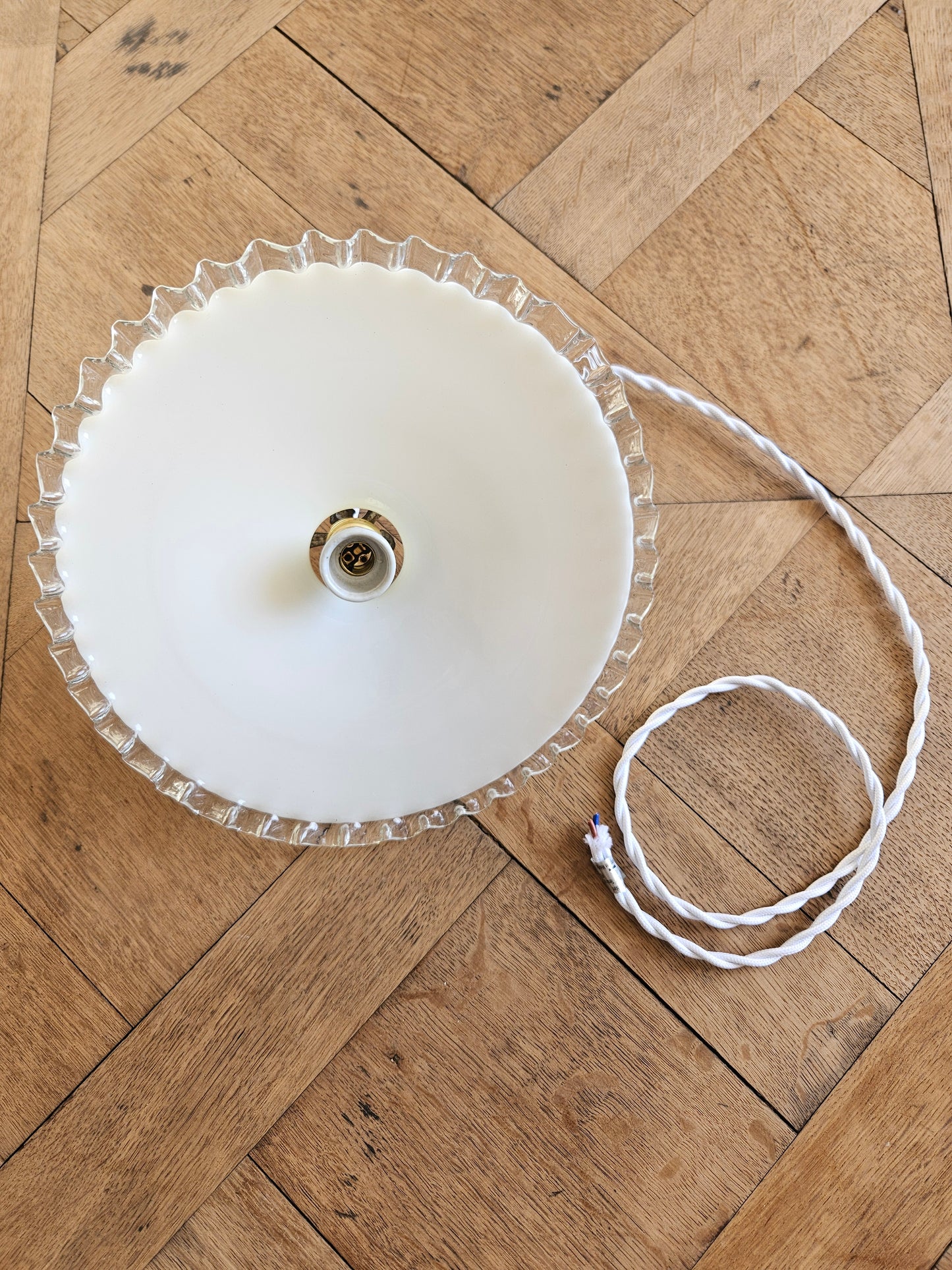 Suspension vintage en opaline dentelée avec douille en porcelaine