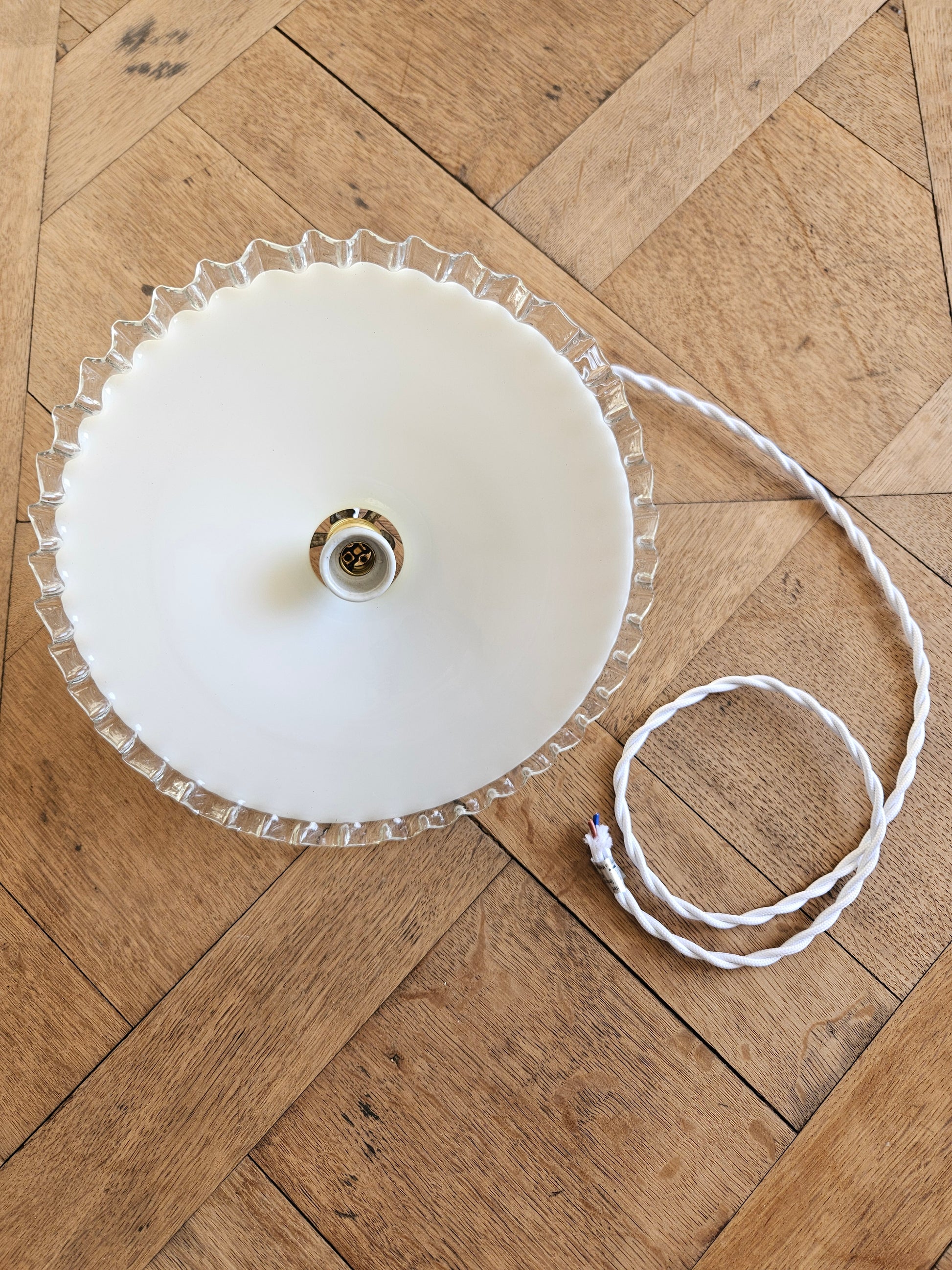 Suspension vintage en opaline dentelée avec douille en porcelaine