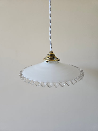 Suspension ancienne en opaline dentelée, griffe tulipe laiton et câble torsadé pour une déco d’intérieur vintage