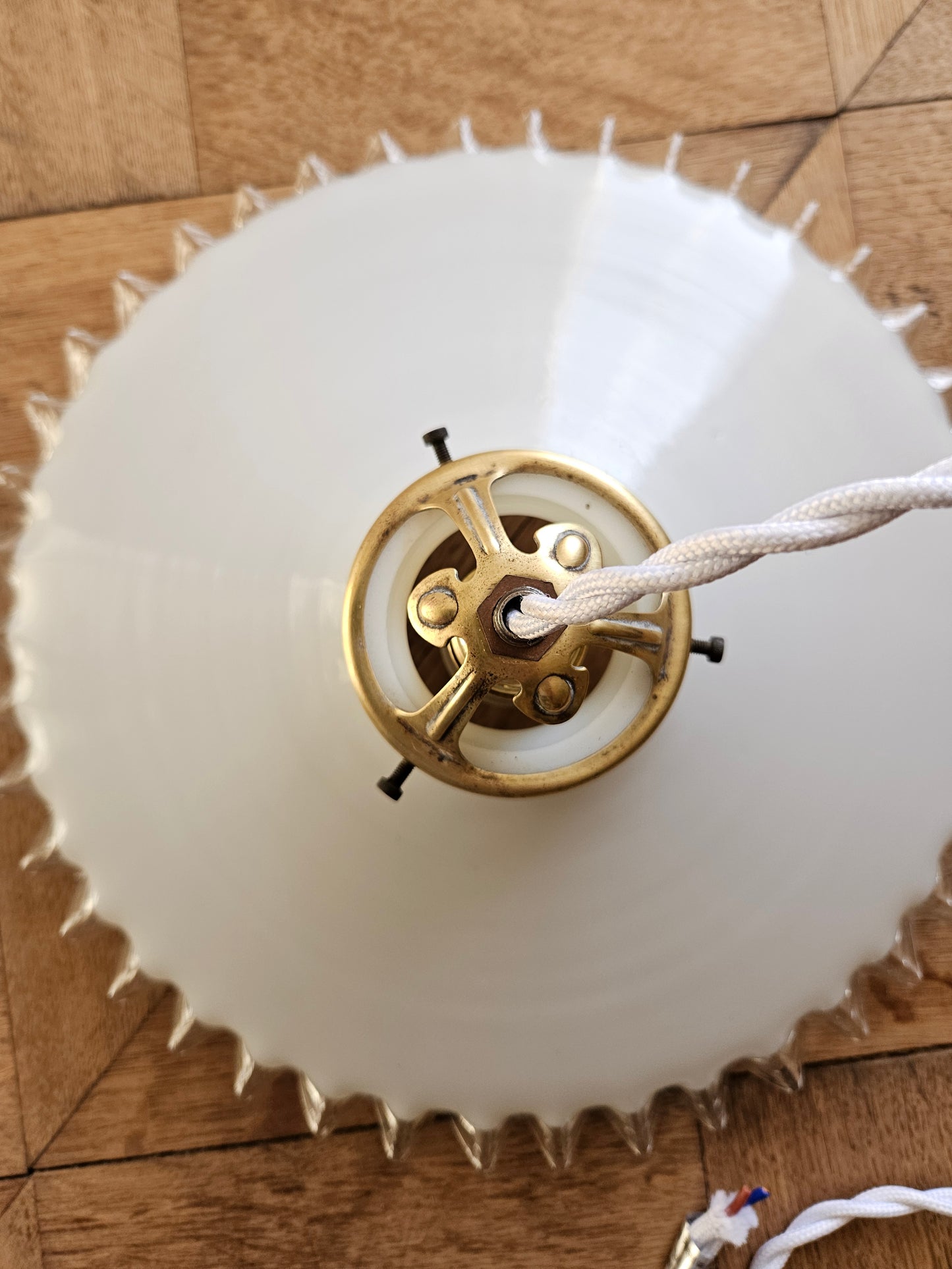 Suspension vintage en opaline dentelée avec griffe laiton