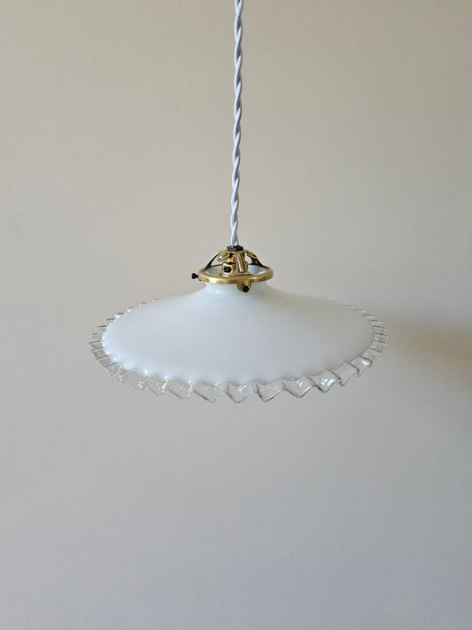 Suspension vintage en opaline dentelée, câble torsadé et griffe tulipe en laiton.