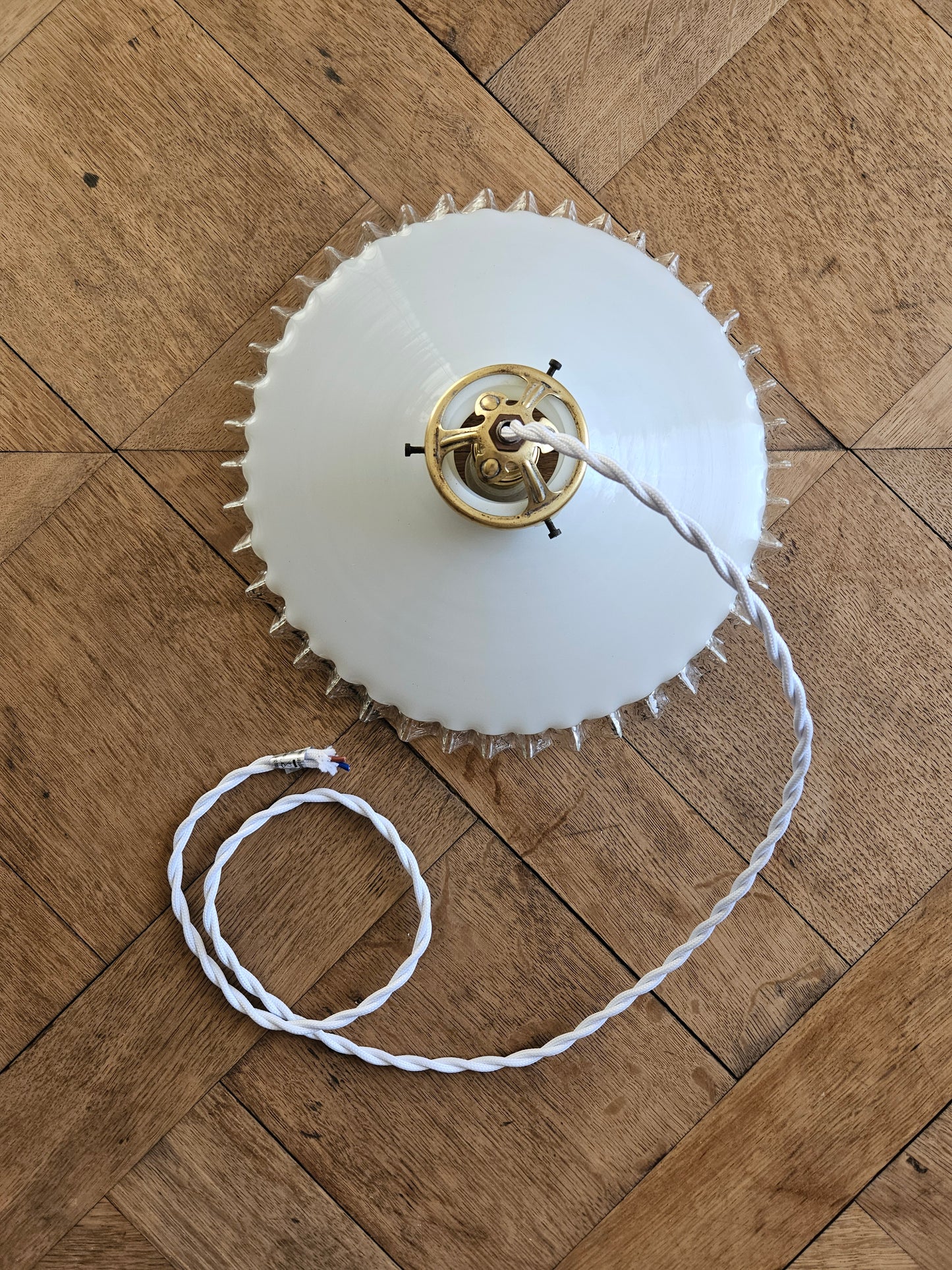 Suspension vintage en opaline dentelée, câble torsadé et griffe tulipe en laiton.