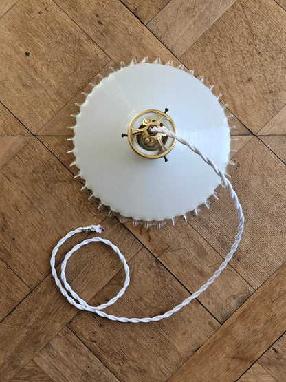 Suspension vintage en opaline dentelée, câble torsadé et griffe tulipe en laiton.