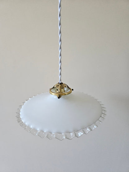 Suspension vintage en opaline dentelée, câble torsadé et griffe tulipe en laiton.
