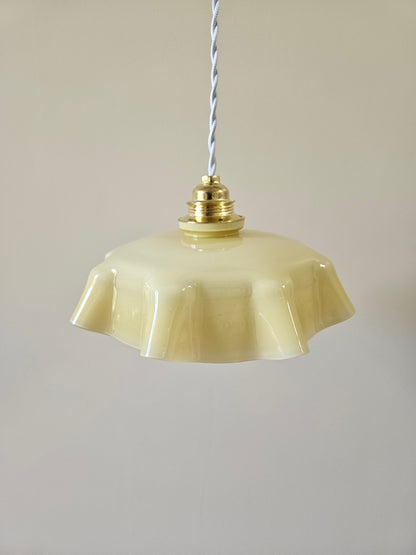 Suspension ancienne en opaline jaune pastel