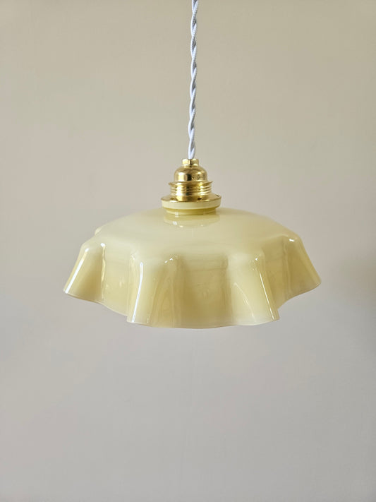 Suspension ancienne en opaline jaune pastel