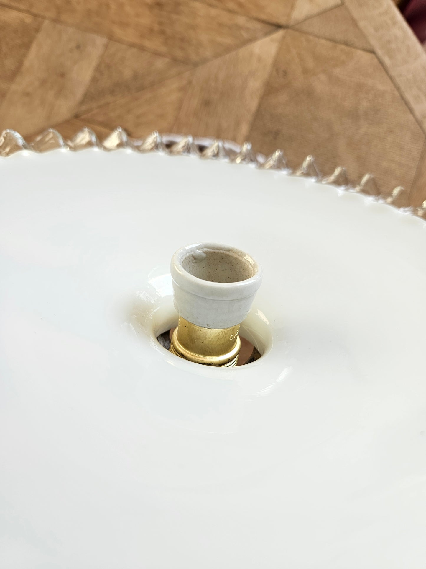 Suspension vintage en opaline dentelée, douille en porcelaine