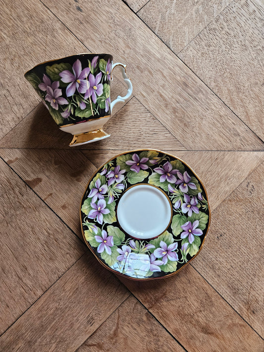 Tasse et sous-tasse vintage royal albert purple violet. Série pronvincial flowers. Porcelaine anglaise shabby chic.