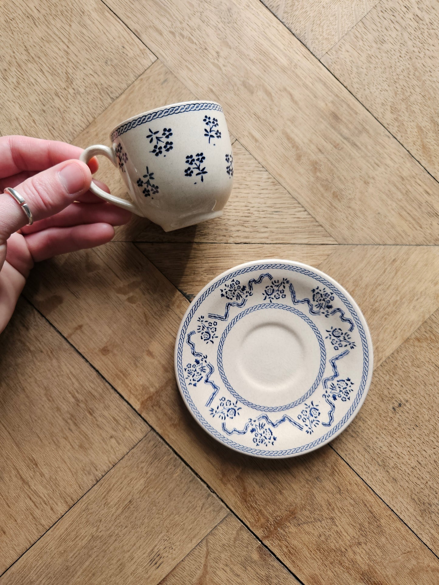 Tasse à café vintage made in england. Johnson Brothers collection Laura Ashley. Petites fleurs. Ironstone. 