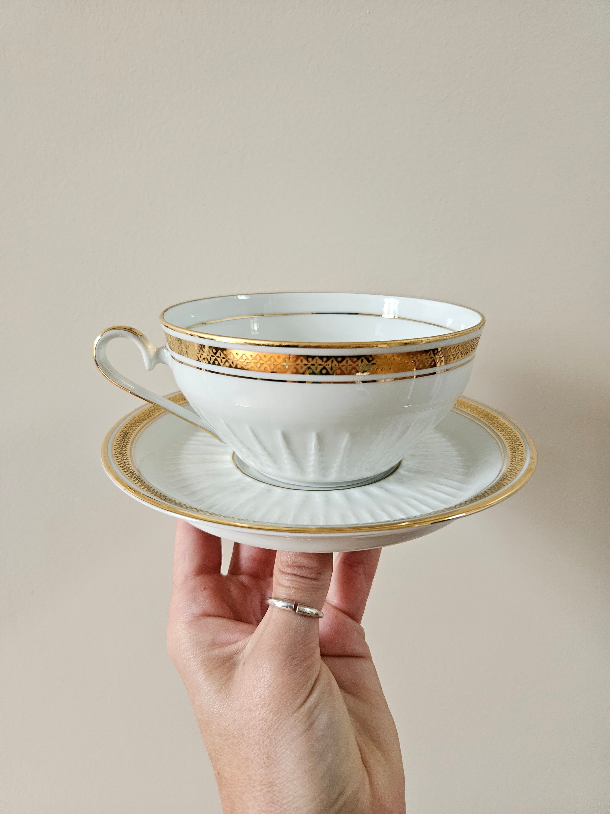 Élégantes tasse et sous-tasse vintage en porcelaine FD Chauvigny. Liseré doré très raffiné. Thé, chocolat ou café allongé. 
